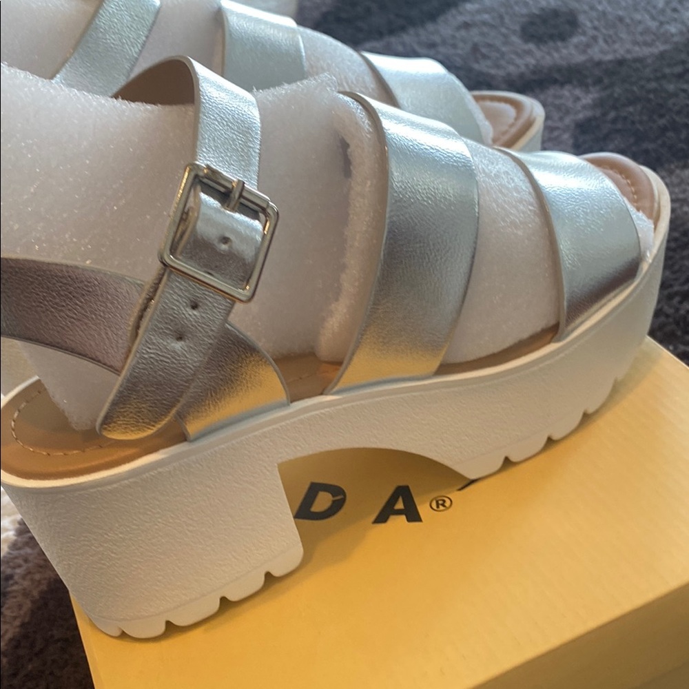 Soda Women's Silver Platform Sandals NWT - Picture 5 of 6